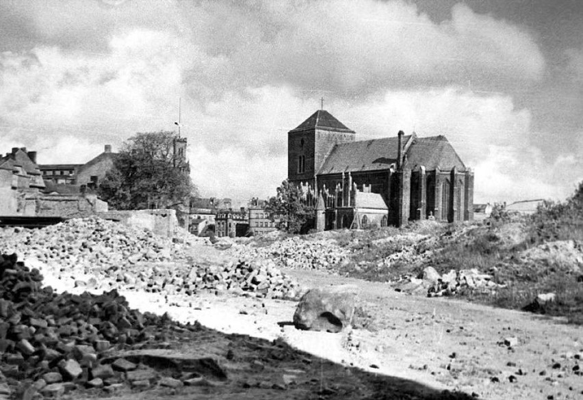 Ruiny słupskiej starówki 1945 rok. W tle widoczny kościół...