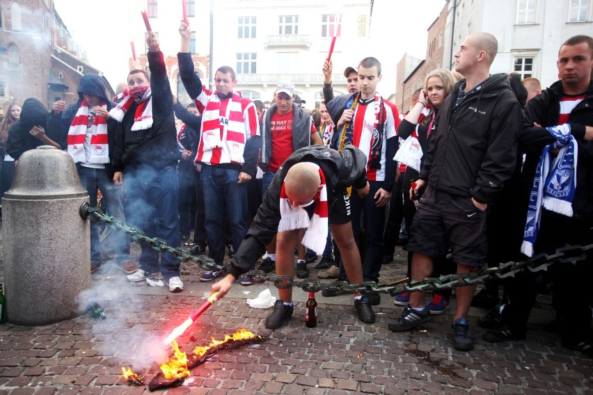Podczas marszu fanów Cracovii, kibole spalili szalik Wisły na Rynku Głównym [ZDJĘCIA]