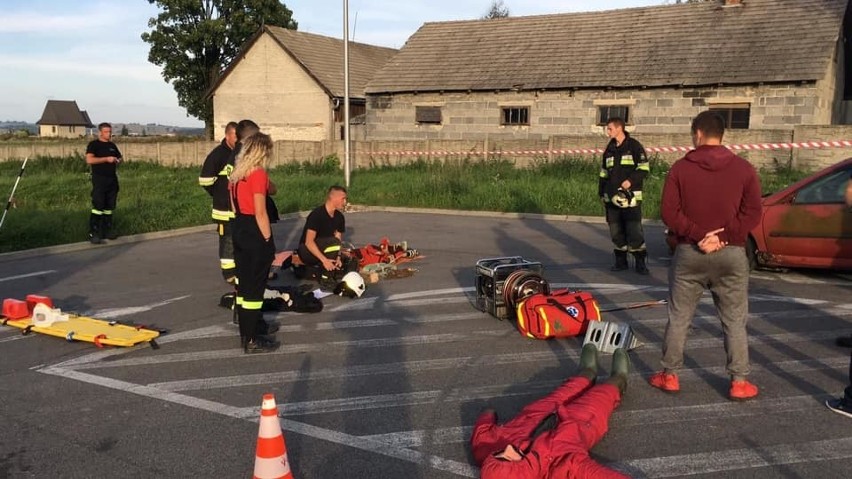 Strażacy z OSP Jangrot ćwiczyli metody uwalniania osób uwięzionych w rozbitych autach