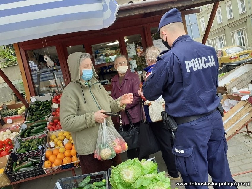 Mundurowych można spotkać na ulicach, targowiskach i wielu...