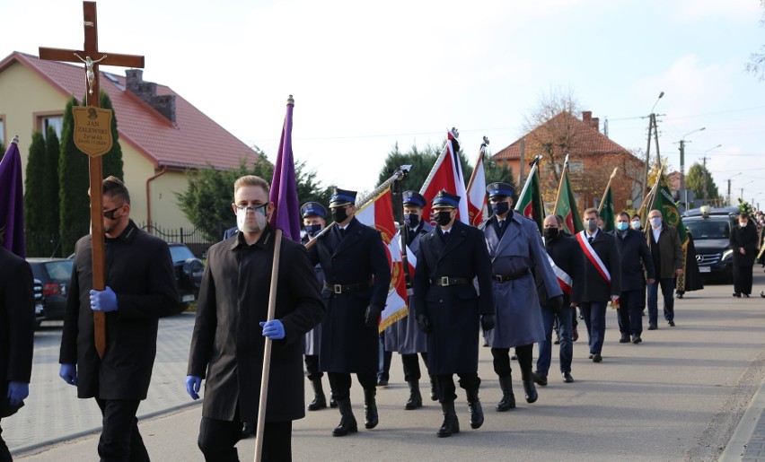 Ostrożany. Pogrzeb Jana Zalewskiego. Starostę żegnała rodzina oraz bliscy, a także przedstawiciele różnorodnych instytucji (zdjęcia)