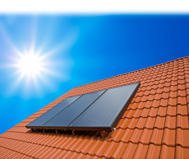 Kolektor słoneczny zamontowany nad pokryciemSolar zamontowany nad połacią dachową