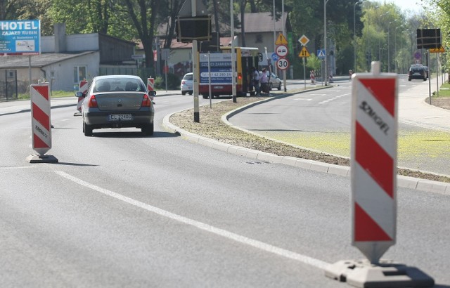 Zamiast na czterech ruch wciąż odbywa się na dwóch pasach, a znaki i barierki ograniczają swobodną komunikację.