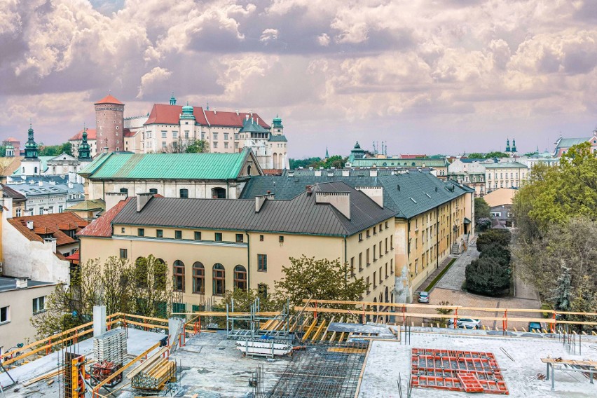 Kraków. Rośnie apartamentowiec na Stradomiu. Ratują polichromie, ale inwestycja wciąż wzbudza kontrowersje [ZDJĘCIA]