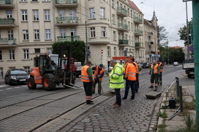 Do uszkodzenia torowiska doszło w czwartek, 5 października. Na skrzyżowaniu ulic 28 czerwca 1956 i Wybickiego wykoleił się tramwaj.