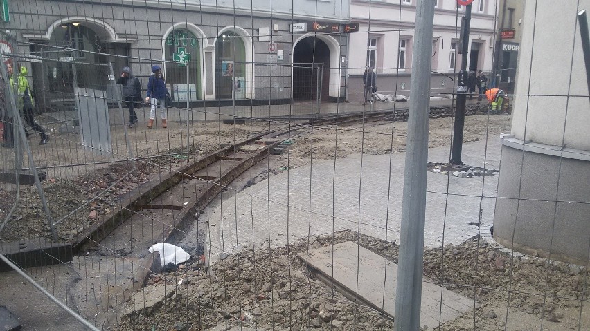 Montaż zabytkowych torów tramwajowych na ulicy Górnych Wałów...