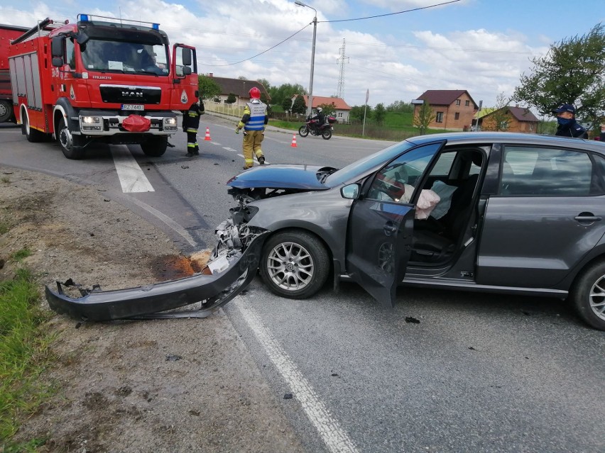 Czołowe zderzenie w Gorzycach. Cztery osoby z powiatów tarnobrzeskiego i sandomierskiego ranne. Droga była zablokowana