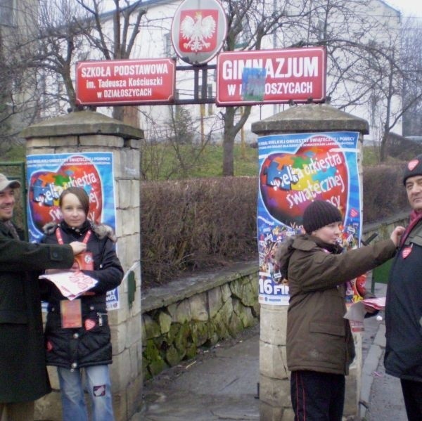Wolontariuszy można było spotkać między innymi przy bramie Zespołu Szkół w Działoszycach.