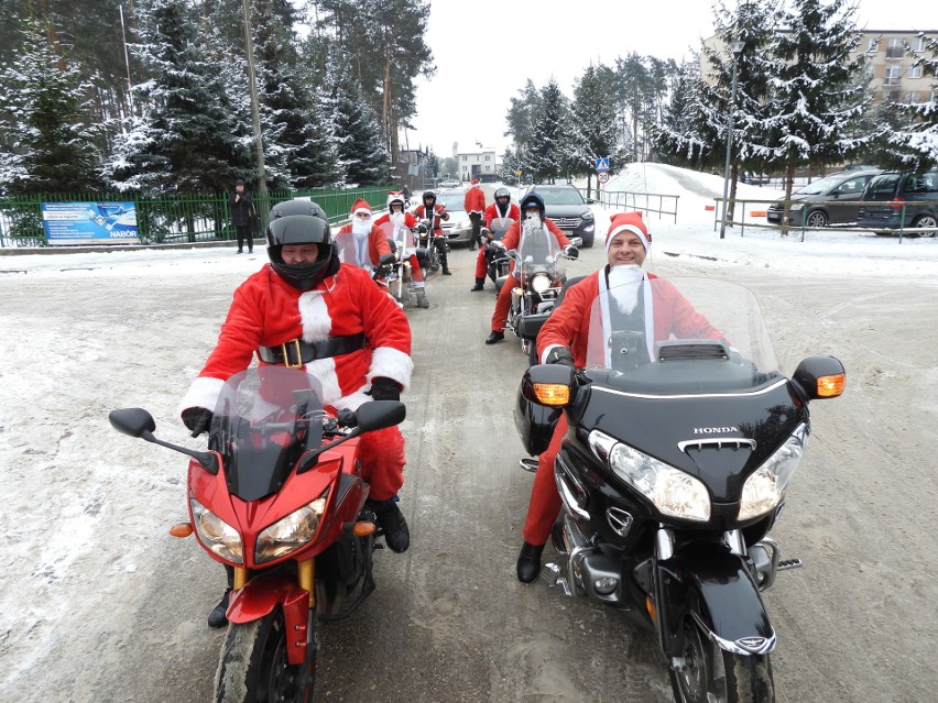 Motomikołaje z KM STAJNIA rozdali 6.12.2023 w Małkini Górnej 130 paczek   