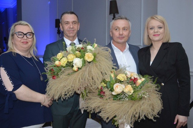 Liderzy Wojciech Owczarek i Robert Plech otrzymali na konwencji wyborczej bukiety kwiatów