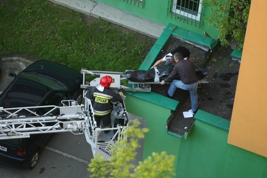 Wrocław: Kobieta wypadła z okna bloku na Gądowie. Zginęła na miejscu (ZDJĘCIA)
