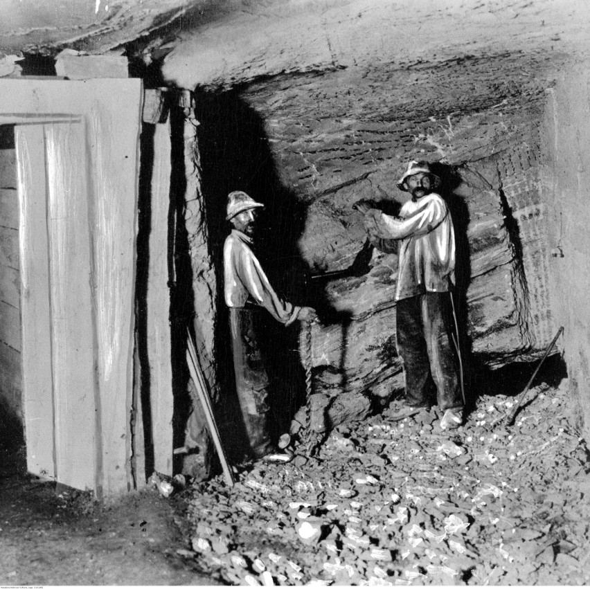 Dwóch górników przy wydobyciu soli