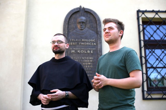 Brat Piotr Dąbek (z lewej) z nowo przyjętym do franciszkanów 20-letnim Konradem Burtą