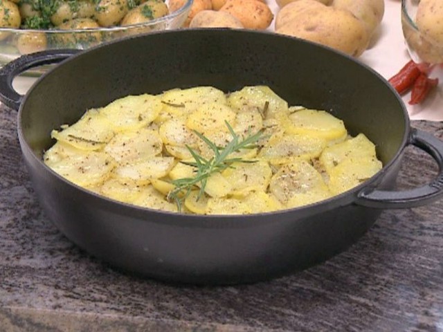 Piotr Kucharski przygotował w kuchni "Dzień Dobry TVN&#8221; kilka potraw z ziemniakami.