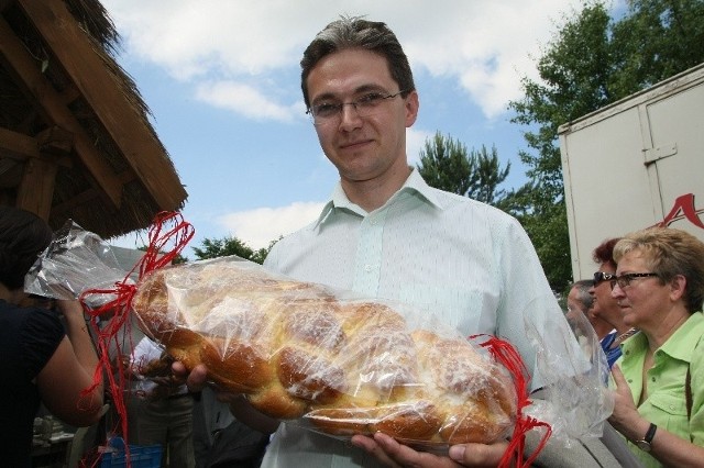 Marszałek Adam Jarubas w pleciona chałka.