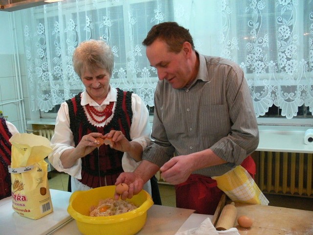 - Najwięcej przy gotowaniu udzielał się prezydent Skarżyska Roman Wojcieszek (na zdjęciu z Heleną Nowak).