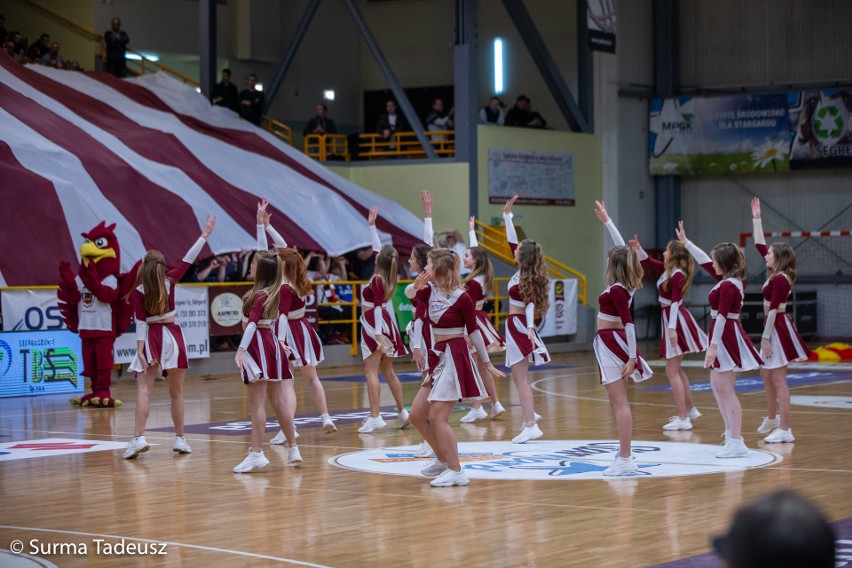 Spójnia grała ze Stalą w hali Ośrodka Sportu i Rekreacji...