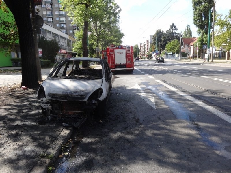 Spalony samochód na Dąbrowskiego.