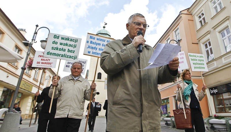 Pikieta przeciwko demoralizacji młodzieży...