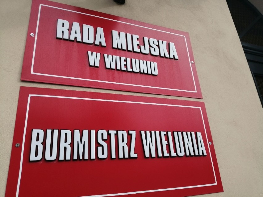 Koronawirus. Burmistrz Wielunia Paweł Okrasa wrócił z Włoch. Bez kwarantanny poszedł do pracy budząc panikę wśród pracowników urzędu