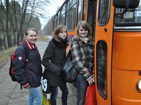 - Wieść o kursującym autobusie nie rozeszła się jeszcze po wsiach. Być może wkrótce będzie z niego korzystać więcej osób - mówią Agnieszka Krawiec, Ania Bragulla i Martina Joschko z Biestrzynnika.