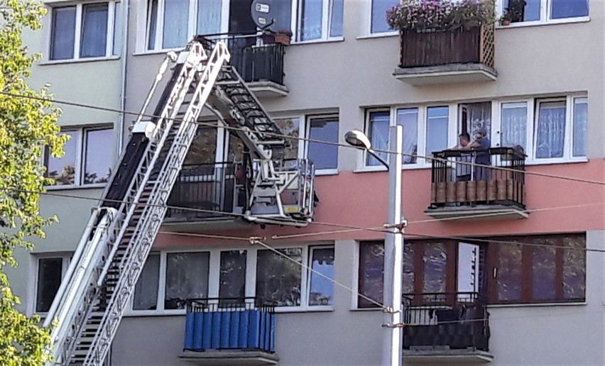 Strażacy od strony balkonu musieli dostać się do mieszkania...