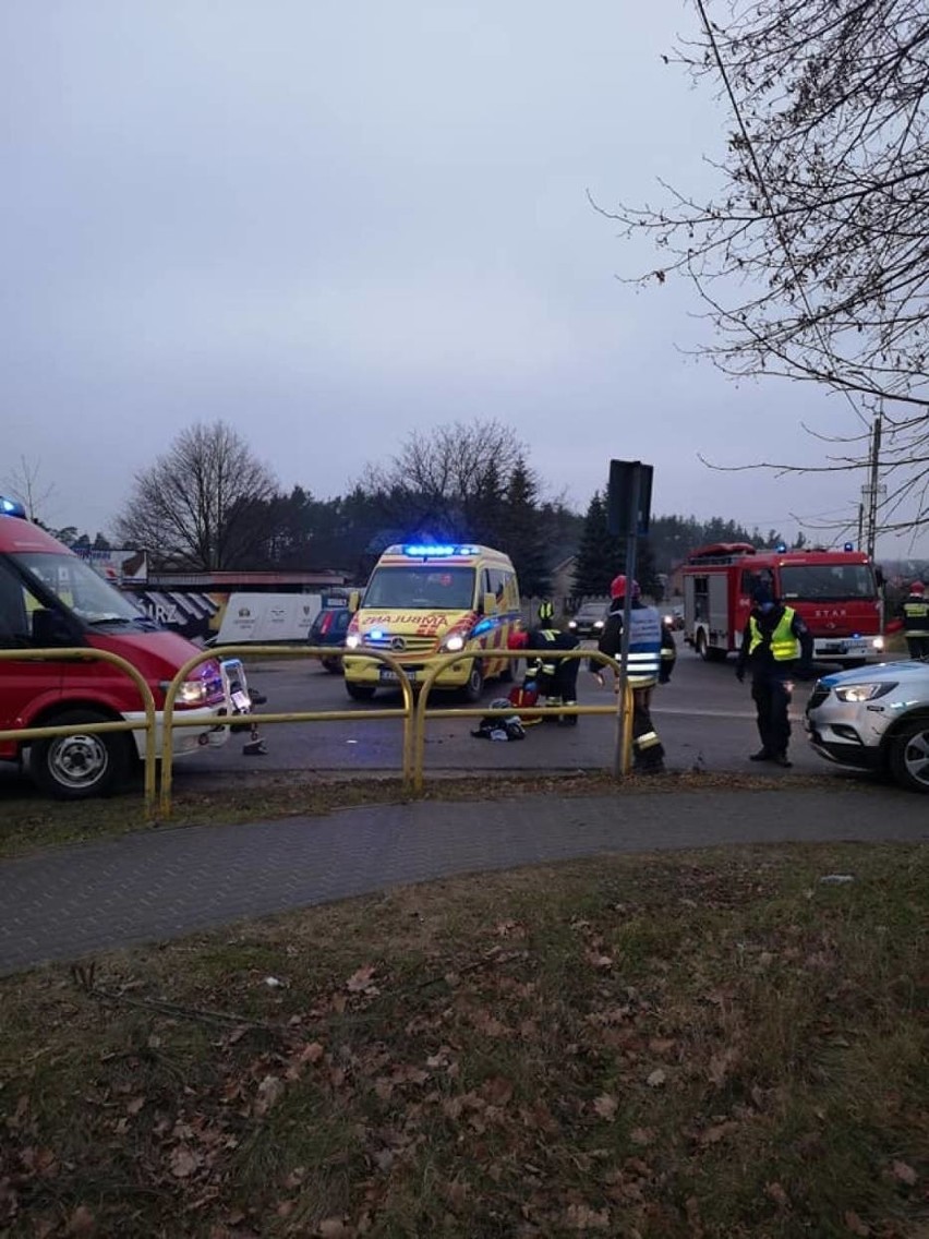 Wypadek w Kiełpinie 3.01.2020. Zderzenie samochodu osobowego z motorowerem. Poszkodowanego przetransportował śmigłowiec LPR