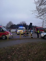 Wypadek w Kiełpinie 3.01.2020. Zderzenie samochodu osobowego z motorowerem. Poszkodowanego przetransportował śmigłowiec LPR