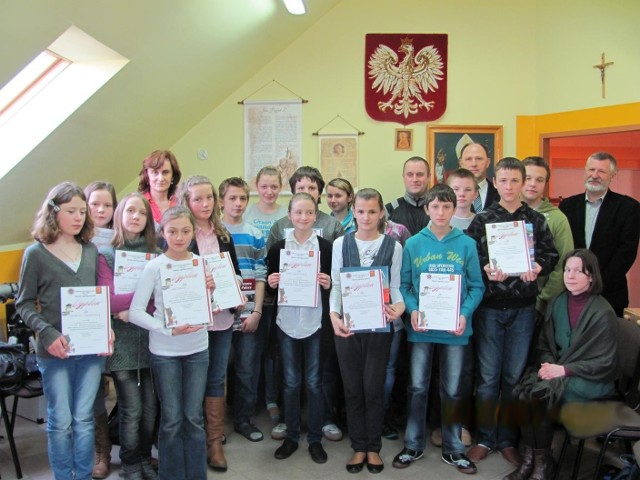 Najlepsi uczniowie z gminy Odrzywół, którzy brali udział w konkursie wiedzy pożarniczej.