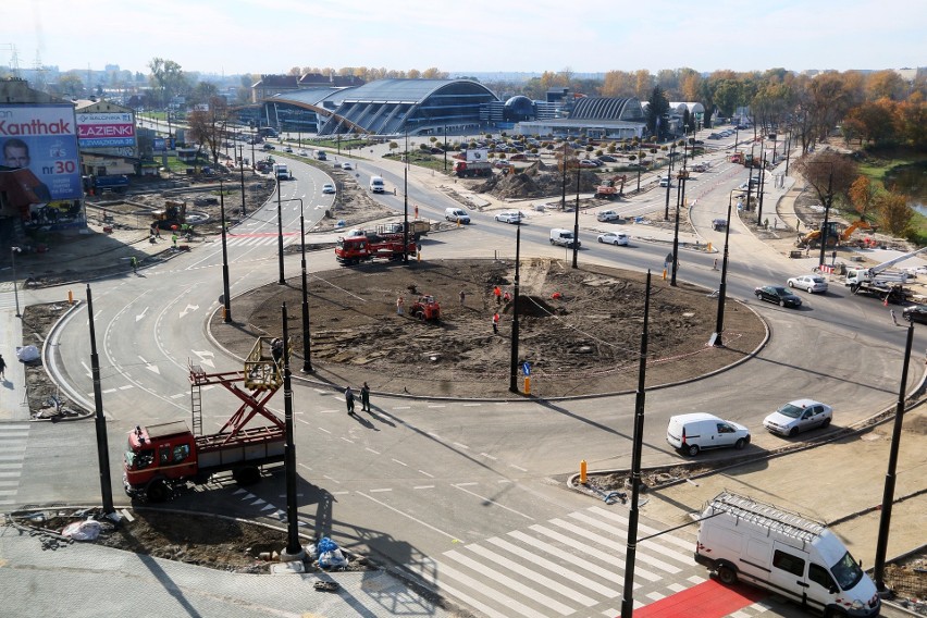 Więcej miejsca dla kierowców na remontowanym rondzie przy Gali. Niedługo auta wjadą na ul. Fabryczną (ZDJĘCIA)