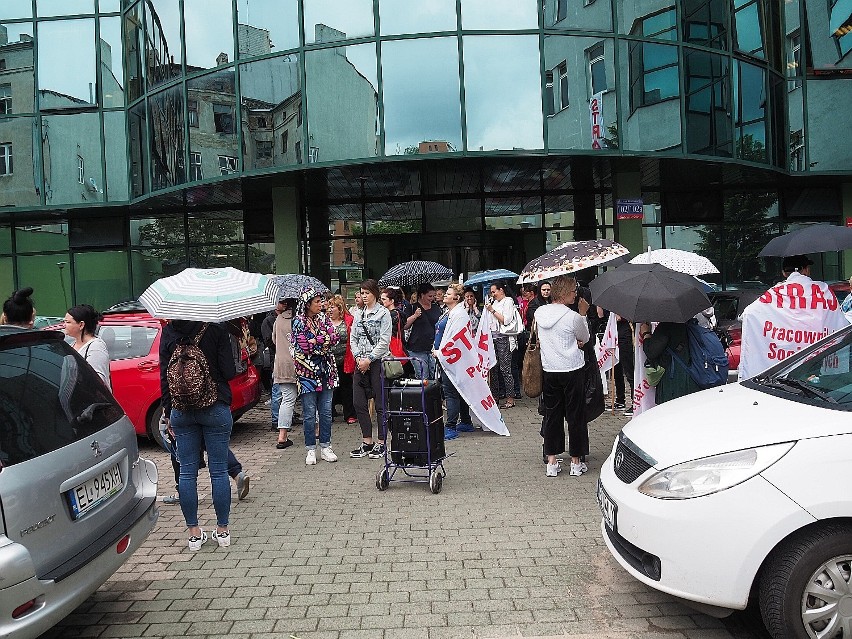 Protest pracowników socjalnych MOPS. Władze Łodzi zerwały rozmowy ze strajkującymi pracownikami