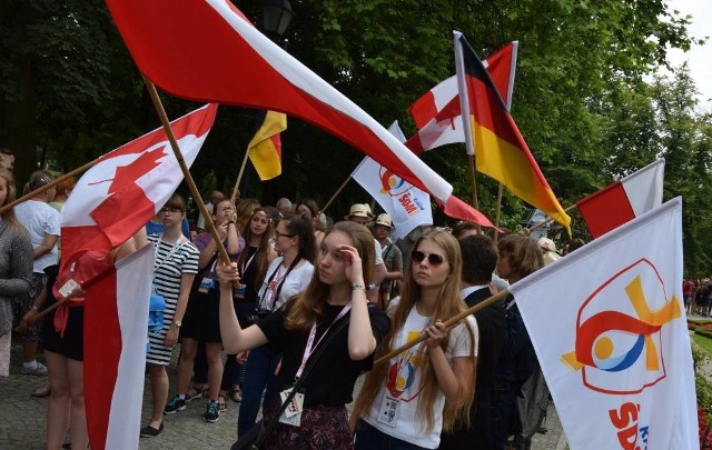Podczas pożegnania w Solankach zagraniczna młodzież i inowrocławscy wolontariusze przemaszerowali przez park z narodowymi flagami i logo ŚDM. Pod muszlą koncertową Niemcy i Kanadyjczycy przedstawili krótkie scenki, których bohaterami byli popularni w ich krajach święci.