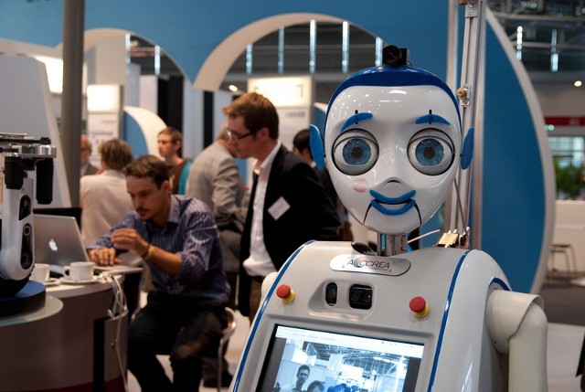 Robota o nazwie IURO studenci spotkali na Targach Automatica 2012. Maszyna może na podstawie mimiki twarzy człowieka odczytać jego nastrój i nawet oszacować wiek.