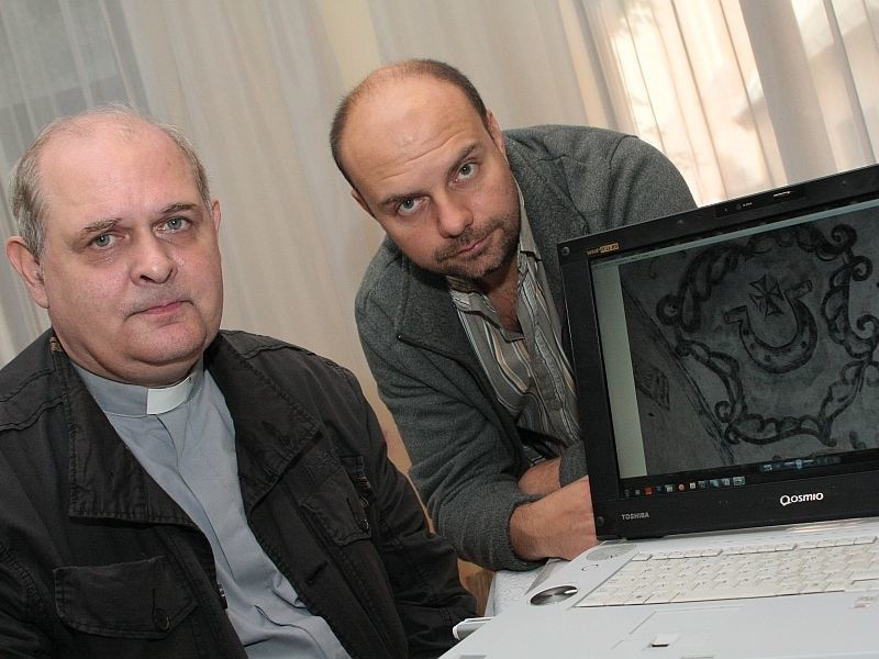 Proboszcz ks. Marek Walczak (z lewej) i konserwator...