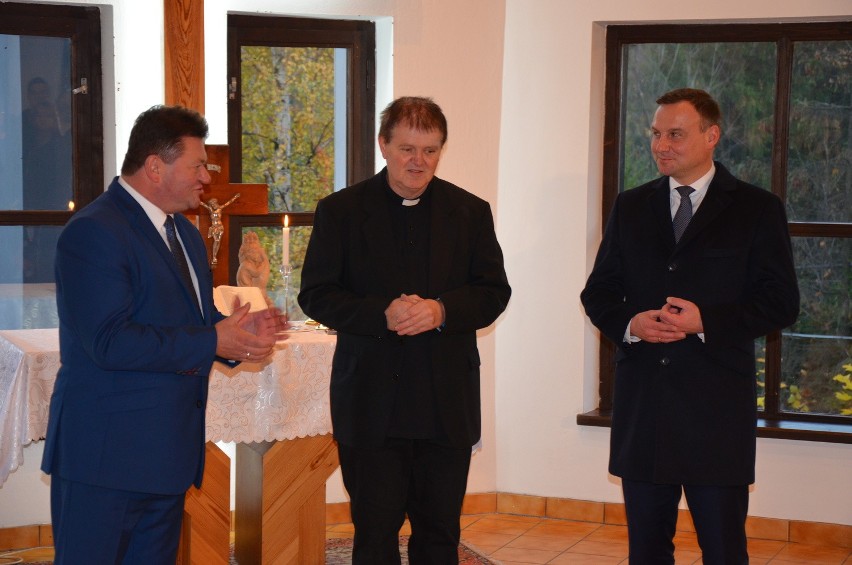 Szczyrk: Prezydent Andrzej Duda zasadził swoje drzewko w Ogrodzie Reformacji [ZDJĘCIA]