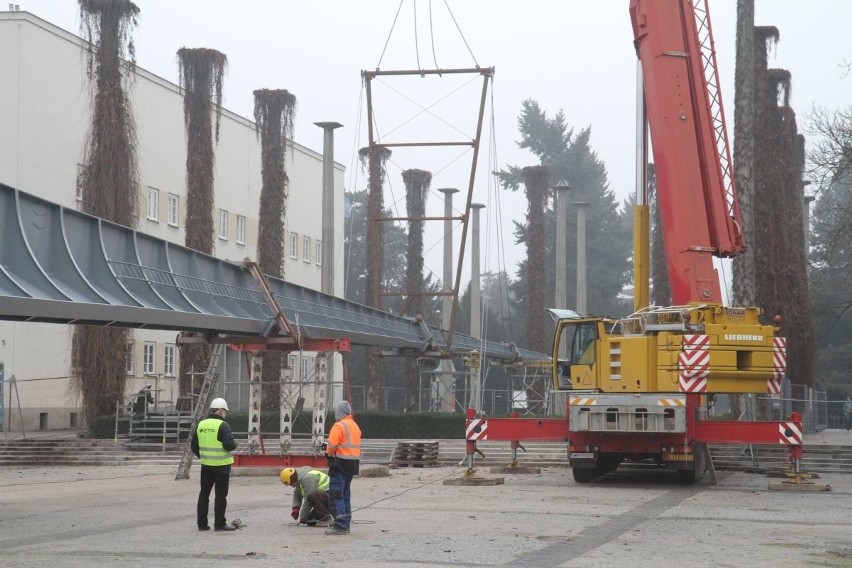 Chcą podnieść Iglicę. Ale liny są za krótkie