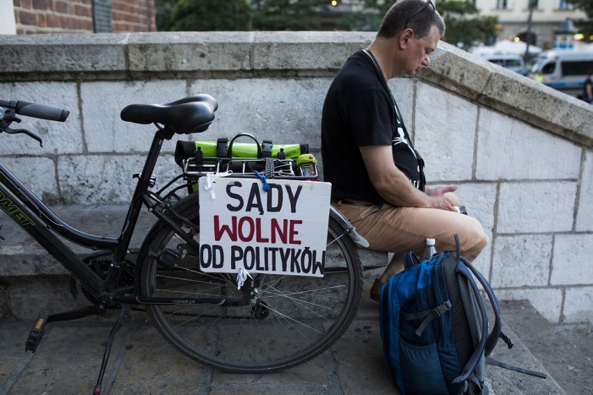 "Obudź się, grozi nam dyktatura". Protest opozycji w Krakowie [ZDJĘCIA]