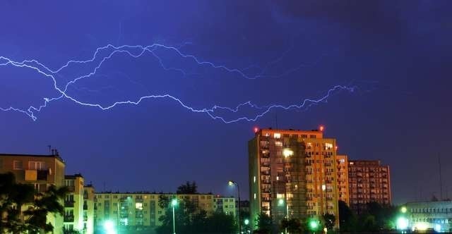 Wiele szkód wyrządzonych przez piorun dotyczy właśnie przepięć. Słowo to nie zawsze jednak oznacza to samo...