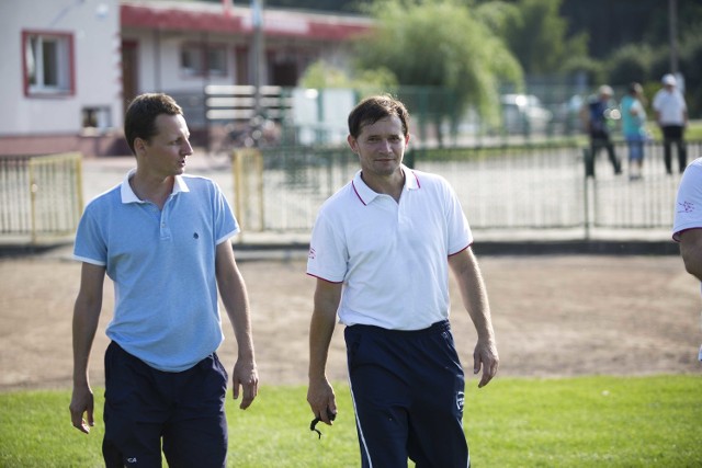 Podopieczni trenerów Arkadiusza Modrzejewskiego (z lewej) i Mirosława Siary, piłkarze Pilicy zagrają w środę z Pogonią II Siedlce.