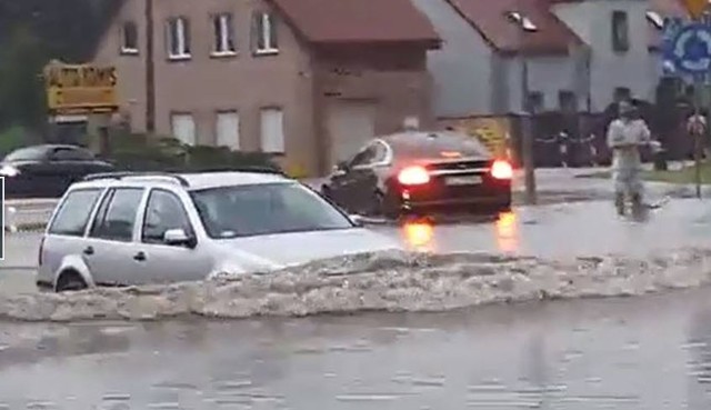 W sobotę, 22 lipca, wystarczyła półgodzinna ulewa, aby ulice Zielonej Góry zamieniły się w rzeki