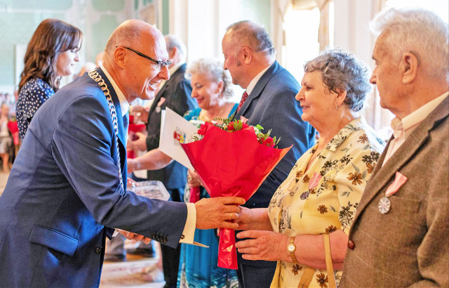 80. par z Białegostoku obchodziło złote gody. Odznaczenia państwowe z 50-lecie pożycia małżeńskiego od prezydenta w Pałacu Branickich 
