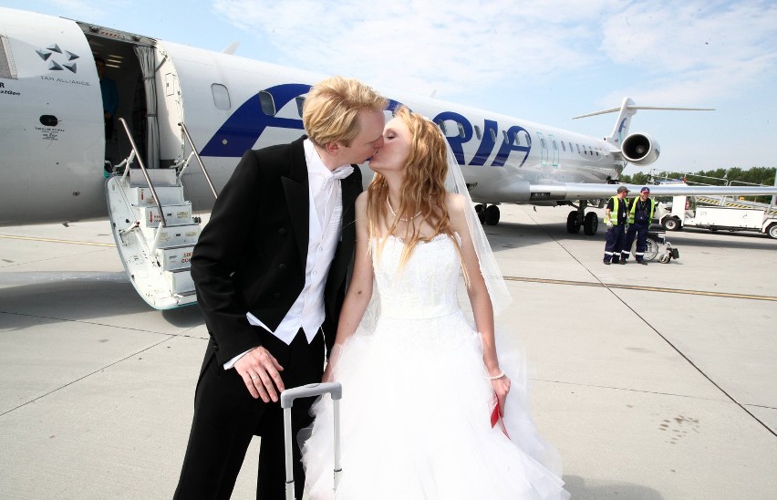 Nowożeńcy wspierają łódzkie lotnisko. Z Lublinka w podróż poślubną do Paryża [ZDJĘCIA]