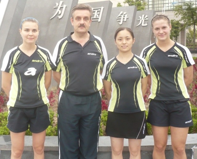 Nasza reprezentacja, od lewej: Katarzyna Grzybowska, trener Zbigniew Nęcek, Li Qian oraz Natalia Partyka na tle ośrodka w Tongzhou