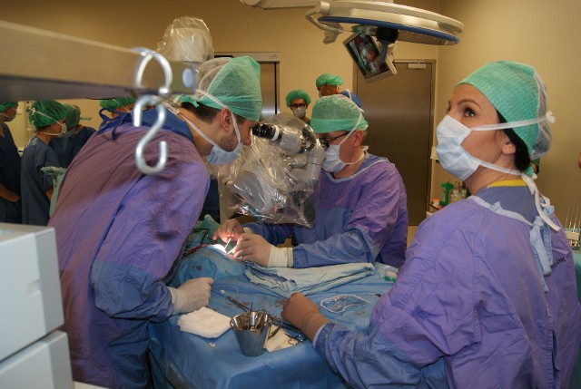 Lekarze z Kliniki Otolaryngologii w USK w Białymstoku podczas operacji wszczepienia implantu. Odbyła się ona w piątek, pod okiem specjalisty z Niemiec