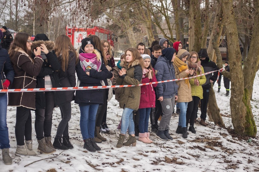 Pokazali jak zachować się na załamanym lodzie