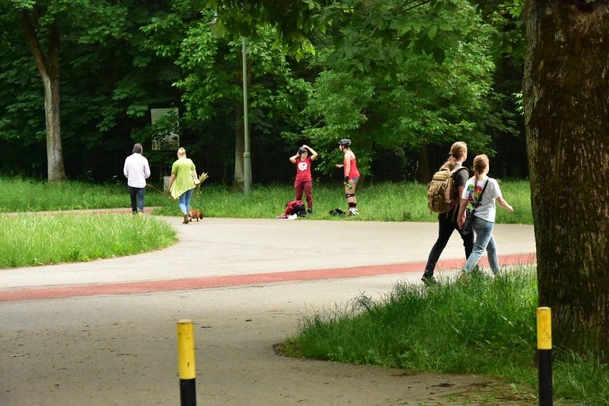 Długi weekend - na ulicach pusto, ale w parkach i na Piotrkowskiej tłumy