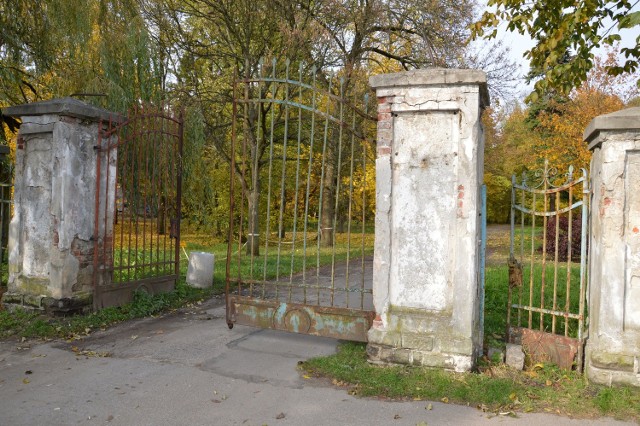 Będzie także remont bramy głównej, która teraz jest zrujnowana, ze śladami dawnej świetności z okresu księcia Lubomirskiego