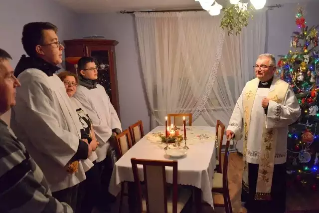 Ksiądz Jerzy Szkiert, który pracował w parafii Świętego Krzyża w Kielcach, podczas wizyty duszpasterskiej.