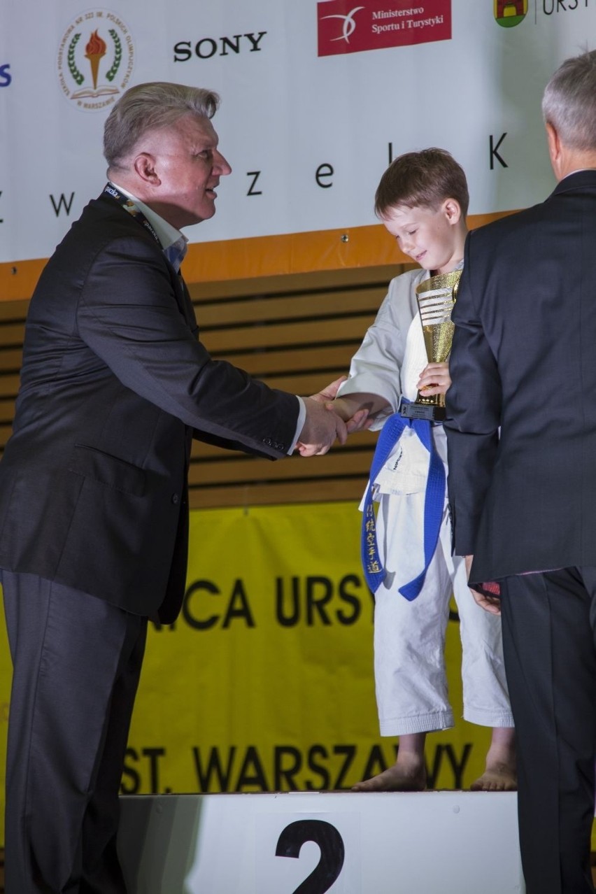Wiktor Janusz przyjmuje gratulacje za srebrny medal