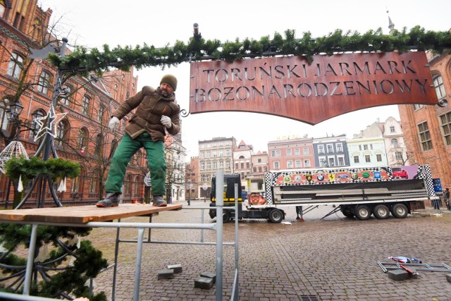 Toruński Jarmark Bożonarodzeniowy rozpocznie się jutro. Wczoraj rozpoczęło się stawianie stoisk